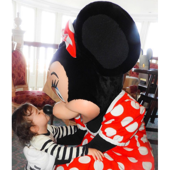 Jade Foret, Liva (3 ans), Mila (2 ans) et Nolan (2 mois) à Disneyland Paris pour l'anniversaire de Mila. Mars 2016.