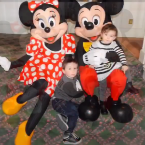 Jade Foret, ses trois enfants, Liva (3 ans), Mila (2 ans) et Nolan (2 mois) à Disneyland Paris pour l'anniversaire de Mila. Mars 2016.