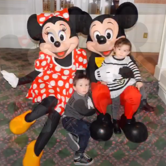 Jade Foret, ses trois enfants, Liva (3 ans), Mila (2 ans) et Nolan (2 mois) à Disneyland Paris pour l'anniversaire de Mila. Mars 2016.