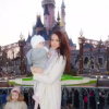 Jade Foret, ses trois enfants, Liva (3 ans), Mila (2 ans) et Nolan (2 mois) à Disneyland Paris. Mars 2016.