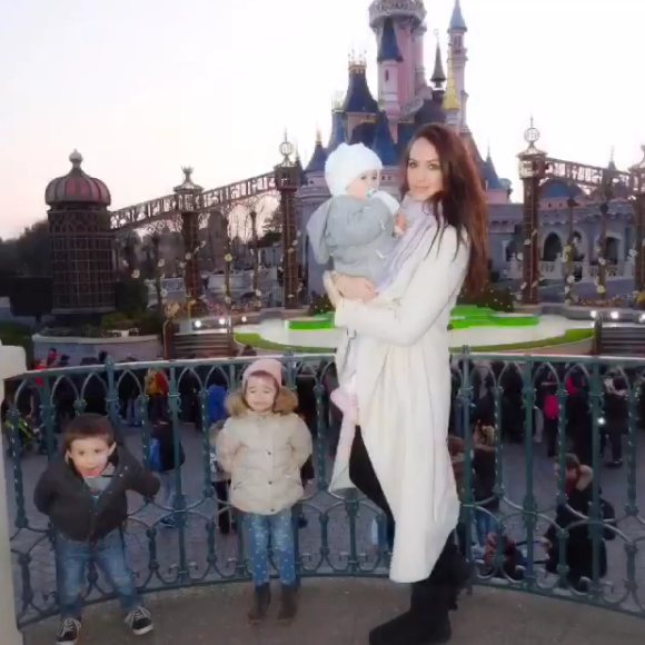 Jade Foret, ses trois enfants, Liva (3 ans), Mila (2 ans) et Nolan (2 mois) à Disneyland Paris. Mars 2016.