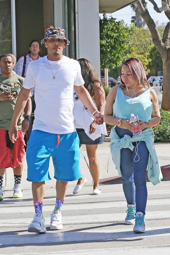 Le rappeur T.I stops et sa femme dans les rues de Los Angeles, le 16 avril 2015