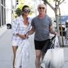 Exclusif - Janice Dickinson embrasse son fiancé Robert Gerner alors qu'ils font du shopping à Beverly Hills, le 13 août 2015.