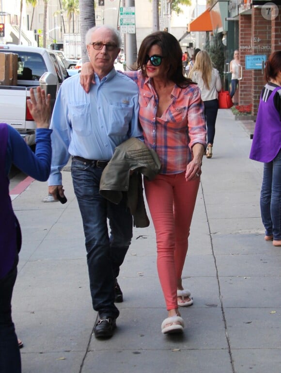 Janice Dickinson se promène avec son fiancé le Dr. Robert Gerner dans les rues de Beverly Hills, le 13 mars 2015