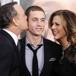 Tom Hanks et sa femme Rita Wilson avec leur fils Chet Hanks à New York le 15 décembre 2011.