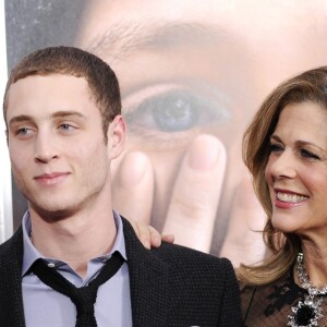 Tom Hanks et sa femme Rita Wilson avec leur fils Chet Hanks à New York le 15 décembre 2011.