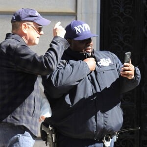 Tom Hanks se promène dans les rues de New York. Il s'arrête pour faire des selfies avec des policiers. Le 21 mars 2016