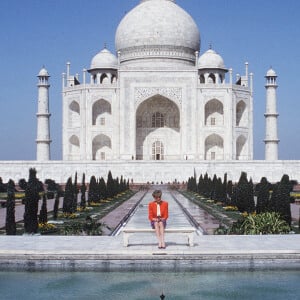 La princesse Diana posant devant le Taj Mahal le 13 février 1992 en clôture d'une visite officielle avec le prince Charles. En avril 2016, son fils le prince William et la duchesse Catherine de Cambridge y viendront pour la première fois...