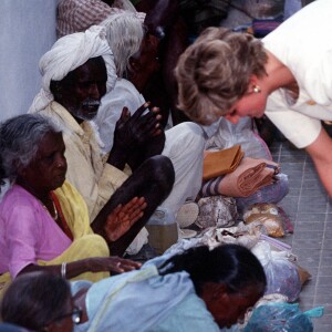 La princesse Diana (Lady Di) rendant visite aux intouchables à Hyderabad en Inde lors de sa visite avec le prince Charles, le 13 février 1992.