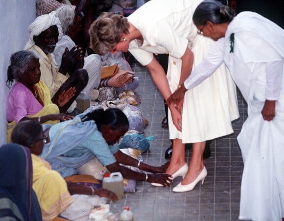 La princesse Diana (Lady Di) rendant visite aux intouchables à Hyderabad en Inde lors de sa visite avec le prince Charles, le 13 février 1992.