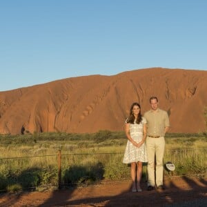 Le prince William et Kate Middleton, duchesse de Cambridge, posent devant Ayers Rock à Uluru en Australie le 22 avril 2014 lors de leur tournée officielle en Océanie.