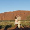 Le prince William et Kate Middleton, duchesse de Cambridge, posent devant Ayers Rock à Uluru en Australie le 22 avril 2014 lors de leur tournée officielle en Océanie.