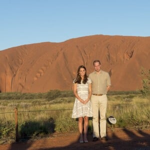 Le prince William et Kate Middleton, duchesse de Cambridge, posent devant Ayers Rock à Uluru en Australie le 22 avril 2014 lors de leur tournée officielle en Océanie.