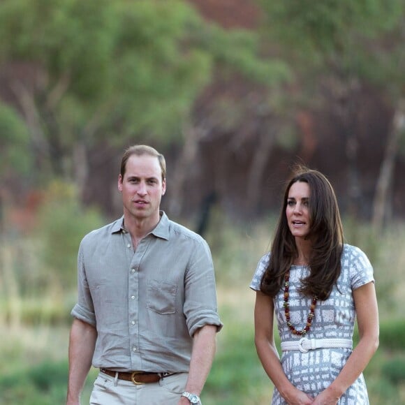 Le prince William et Kate Middleton, duchesse de Cambridge, à Uluru en Australie le 22 avril 2014 lors de leur tournée officielle en Océanie.