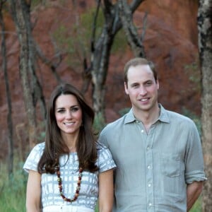 Le prince William et Kate Middleton, duchesse de Cambridge, à Uluru en Australie le 22 avril 2014 lors de leur tournée officielle en Océanie.