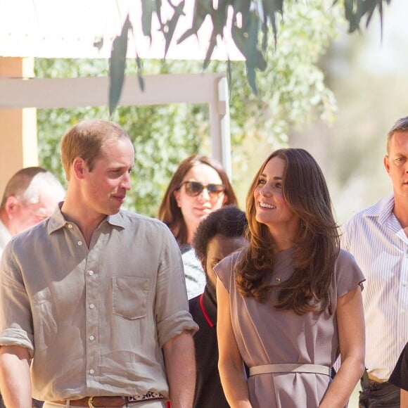 Le prince William et Kate Middleton, duchesse de Cambridge, à Uluru en Australie le 22 avril 2014 lors de leur tournée officielle en Océanie.