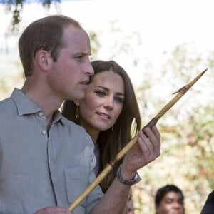 Le prince William et Kate Middleton, duchesse de Cambridge, à Uluru en Australie le 22 avril 2014 lors de leur tournée officielle en Océanie.