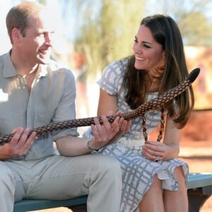 Le prince William et Kate Middleton, duchesse de Cambridge, à Uluru en Australie le 22 avril 2014 lors de leur tournée officielle en Océanie.