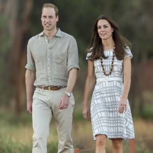 Le prince William et Kate Middleton, duchesse de Cambridge, à Uluru en Australie le 22 avril 2014 lors de leur tournée officielle en Océanie.