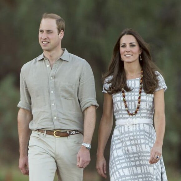 Le prince William et Kate Middleton, duchesse de Cambridge, à Uluru en Australie le 22 avril 2014 lors de leur tournée officielle en Océanie.