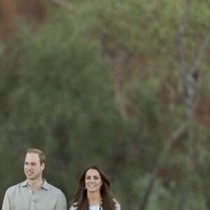 Le prince William et Kate Middleton, duchesse de Cambridge, à Uluru en Australie le 22 avril 2014 lors de leur tournée officielle en Océanie.