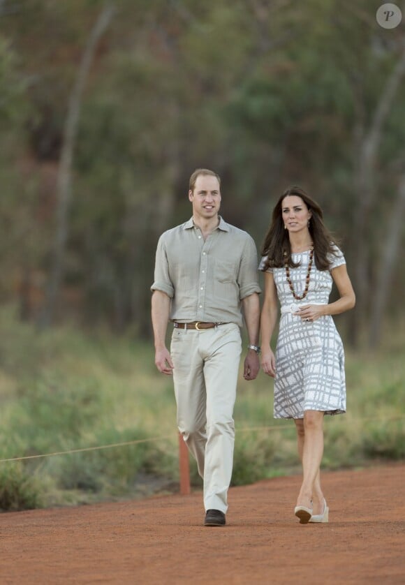 Le prince William, duc de Cambridge, et Kate Catherine Middleton, duchesse de Cambridge, visitent Uluru, à l'occasion de leur voyage officiel en Australie le 22 avril 2014.