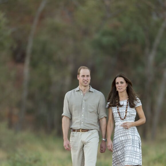 Le prince William, duc de Cambridge, et Kate Catherine Middleton, duchesse de Cambridge, visitent Uluru, à l'occasion de leur voyage officiel en Australie le 22 avril 2014.