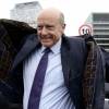 Alain Juppé arrive (sous la pluie) sur l'Ile Seguin pour visiter le chantier de la Cité Musicale à Boulogne Billancourt le 30 mars 2016. © Stéphane Lemouton / Bestimage