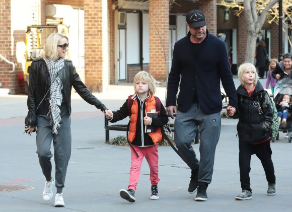 Naomi Watts et son compagnon Liev Schreiber en balade avec leurs enfants Alexander et Samuel à New York le 24 mars 2016.