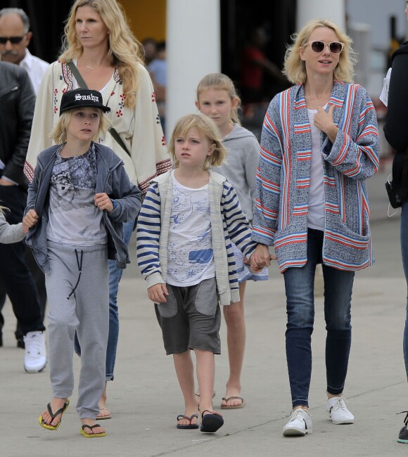 Exclusif - Naomi Watts et ses enfants Alexander et Samuel rendent visite à Liev Schreiber sur le tournage de 'Ray Donovan' à Venice, le 17 février 2016