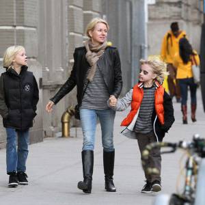 Naomi Watts et ses enfants Samuel et Alexander maquillés pour Halloween se baladent à New York le 23 octobre 2015.