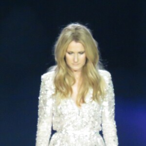 Semi-exclusif - Un peu plus d'un mois après le décès de son mari René Angélil, Céline Dion est remontée sur scène au Caesars Palace à Las Vegas le 23 février 2016. Elle en a profité pour rendre un vibrant hommage à l'homme de sa vie. La chanteuse en deuil a décidé d'interpréter une de ses chansons "All by Myself" mais après avoir atteint la fameuse note, très émue, la voix tremblante, elle n'a pu retenir ses larmes avant la fin de son interprétation, elle a donc quitté la scène car l'émotion était trop forte.