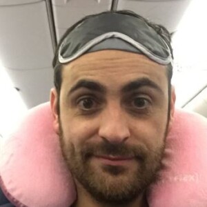 Camille Combal dans l'avion, en direction de Las Vegas, pour son (faux) mariage avec Cyril Hanouna