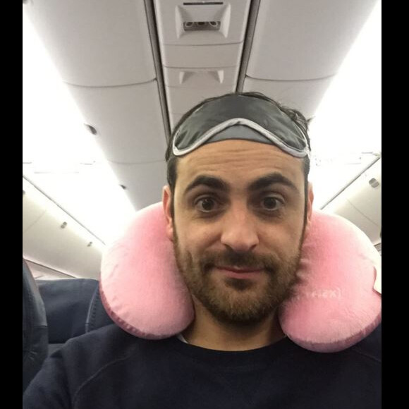 Camille Combal dans l'avion, en direction de Las Vegas, pour son (faux) mariage avec Cyril Hanouna
