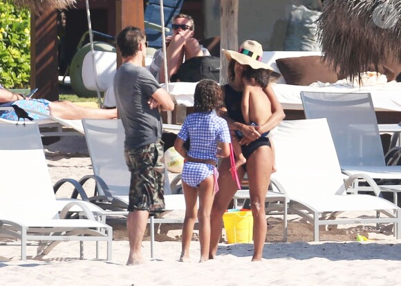 Exclusif - Halle Berry et son ex-mari Olivier Martinez en vacances avec leur fils Maceo et Nahla (fille de Halle Berry et Gabriel Aubry) sur une plage au Mexique, le 23 mars 2016.
