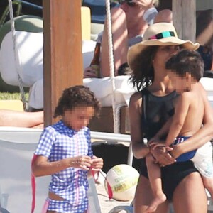 Exclusif - Halle Berry et Olivier Martinez en vacances avec leur fils Maceo et Nahla (fille de Halle Berry et Gabriel Aubry) sur une plage au Mexique, le 23 mars 2016.