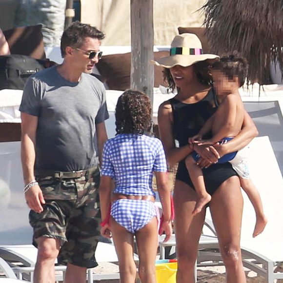 Exclusif - Halle Berry et Olivier Martinez en vacances avec leur fils Maceo et Nahla (fille de Halle Berry et Gabriel Aubry) sur une plage au Mexique, le 23 mars 2016.