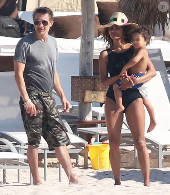 Exclusif - Halle Berry et Olivier Martinez en vacances avec leur fils Maceo sur une plage au Mexique, le 23 mars 2016.