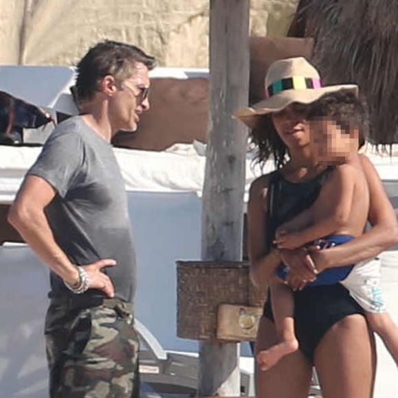 Exclusif - Halle Berry et Olivier Martinez en vacances avec leur fils Maceo et Nahla (fille de Halle Berry et Gabriel Aubry) sur une plage au Mexique, le 23 mars 2016.