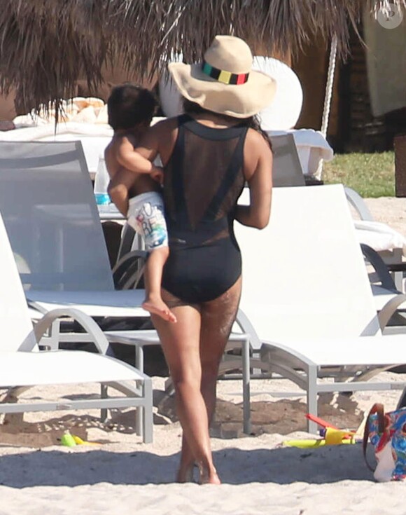 Exclusif - Halle Berry et Olivier Martinez en vacances avec leur fils Maceo et Nahla (fille de Halle Berry et Gabriel Aubry) sur une plage au Mexique, le 23 mars 2016.