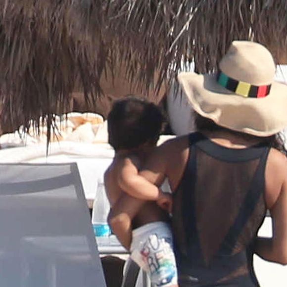 Exclusif - Halle Berry et Olivier Martinez en vacances avec leur fils Maceo et Nahla (fille de Halle Berry et Gabriel Aubry) sur une plage au Mexique, le 23 mars 2016.
