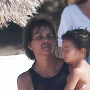 Exclusif - Halle Berry et Olivier Martinez en vacances avec leur fils Maceo et Nahla (fille de Halle Berry et Gabriel Aubry) sur une plage au Mexique, le 23 mars 2016.