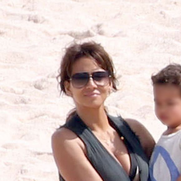 Exclusif - Halle Berry et Olivier Martinez en vacances avec leur fils Maceo et Nahla (fille de Halle Berry et Gabriel Aubry) sur une plage au Mexique. Le 22 mars 2016