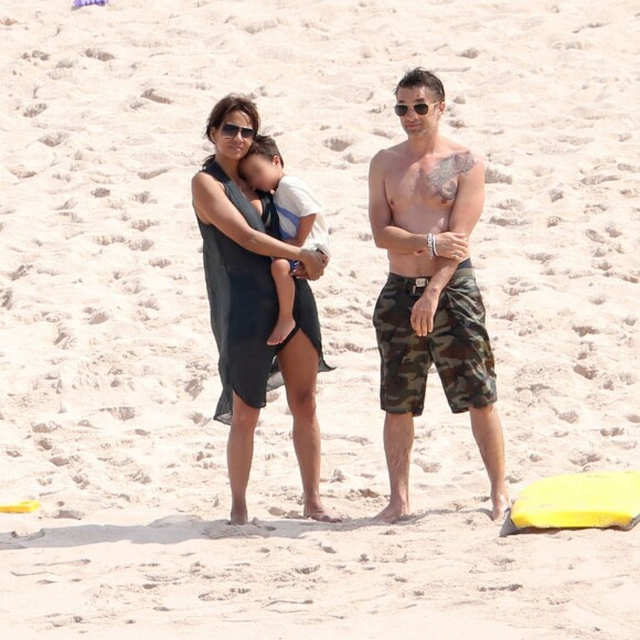 Exclusif - Halle Berry et Olivier Martinez en vacances avec leur fils Maceo et Nahla (fille de Halle Berry et Gabriel Aubry) sur une plage au Mexique. Le 22 mars 2016