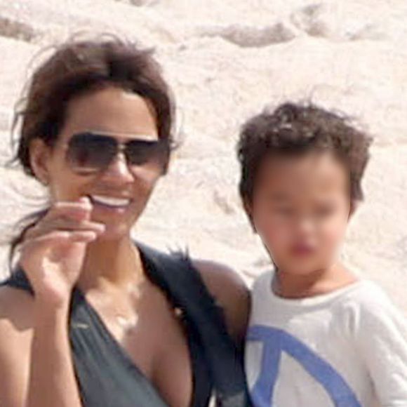 Exclusif - Halle Berry et Olivier Martinez en vacances avec leur fils Maceo et Nahla (fille de Halle Berry et Gabriel Aubry) sur une plage au Mexique. Le 22 mars 2016