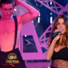 Jenifer, sexy et mutine, sur la scène du Lido à l'occasion de la soirée spéciale Sidaction sur France 2, le samedi 2 avril 2016.