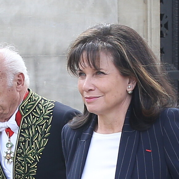 Anne Sinclair et son compagnon Pierre Nora ont assisté à l'inhumation dans l'intimité d'Alain Decaux au cimetière du Père-Lachaise, le 4 avril 2016, après ses obsèques nationales aux Invalides.