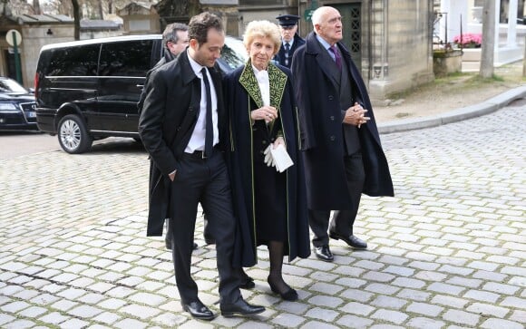 Hélène Carrère d'Encausse, membre de l'Académie française, lors de l'inhumation dans l'intimité d'Alain Decaux au cimetière du Père-Lachaise, le 4 avril 2016, après ses obsèques nationales aux Invalides.