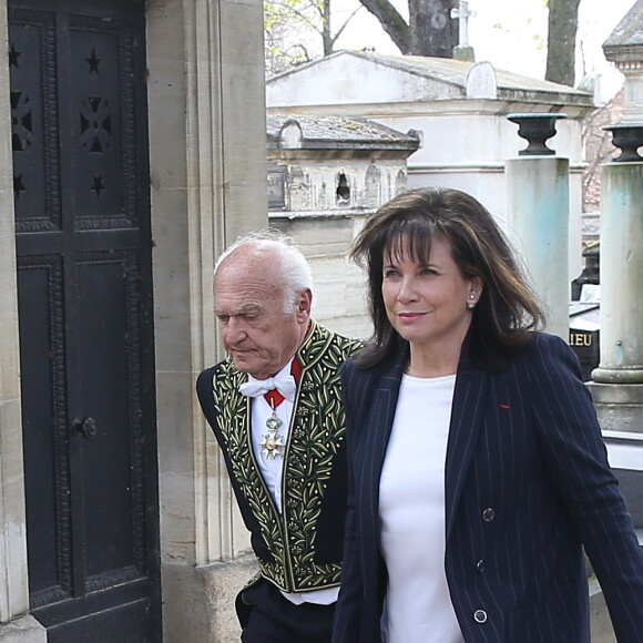 Anne Sinclair et son compagnon Pierre Nora ont assisté à l'inhumation dans l'intimité d'Alain Decaux au cimetière du Père-Lachaise, le 4 avril 2016, après ses obsèques nationales aux Invalides.