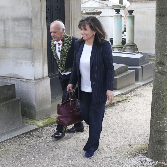Anne Sinclair et son compagnon Pierre Nora ont assisté à l'inhumation dans l'intimité d'Alain Decaux au cimetière du Père-Lachaise, le 4 avril 2016, après ses obsèques nationales aux Invalides.